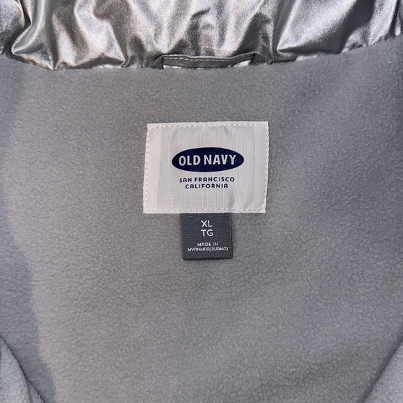 Women’s XL Old Navy Silver Matte Metallic Puffer Vest - Picture 2 of 3